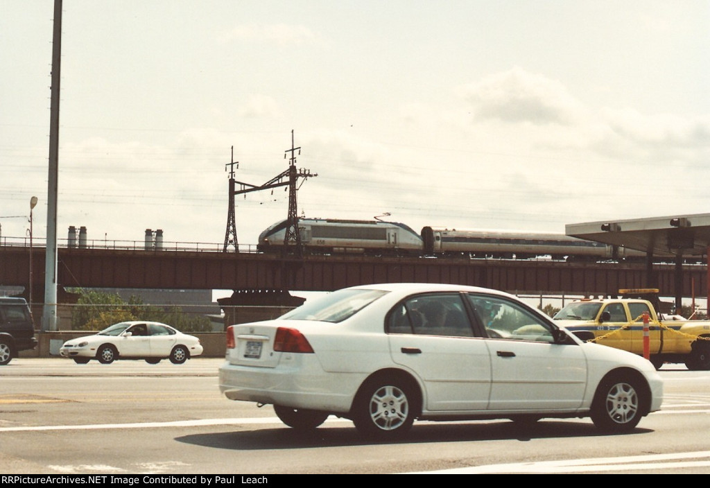 "Regional" cruises east over the Hell Gate Bridge